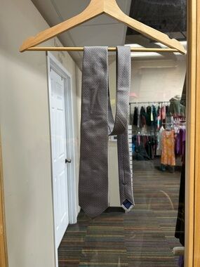 David Donahue Silver-Gray Micro Geometric Silk Tie with Navy Loop